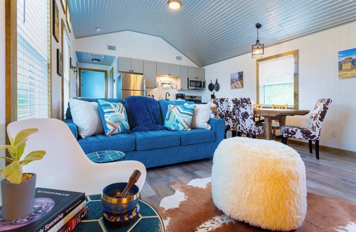 Johnson City Cabina | Shady Grove – Tranquil Hill Country Cabin for 8 Near Pedernales Falls
