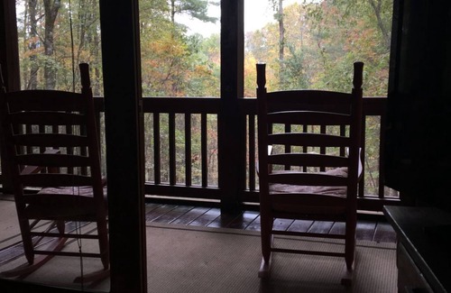 Ellijay Cabina | Shady Hollow - ¡Escapada romántica para parejas con bañera de hidromasaje, Internet y cable!