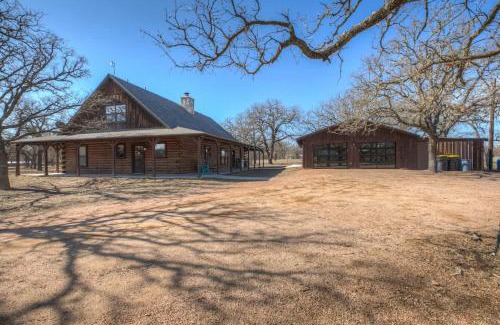 Fredericksburg Casa | Shady Lane Lodge: Hot-Tub and Game Room Wheelchair Access