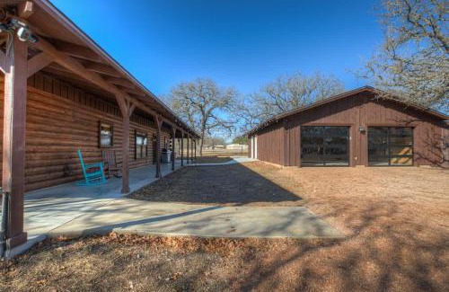 Fredericksburg Casa | Shady Lane Lodge: Hot-Tub and Game Room Wheelchair Access