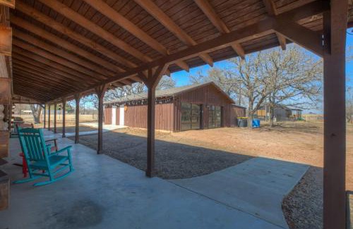 Fredericksburg Casa | Shady Lane Lodge: Hot-Tub and Game Room Wheelchair Access