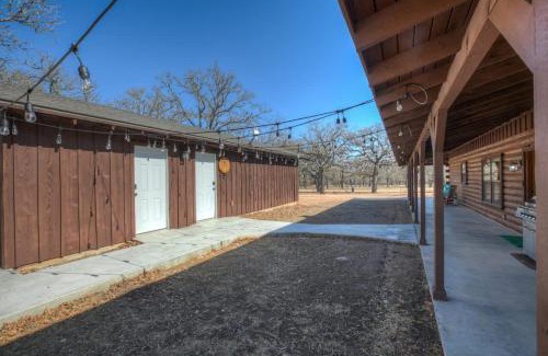 Fredericksburg Casa | Shady Lane Lodge: Hot-Tub and Game Room Wheelchair Access