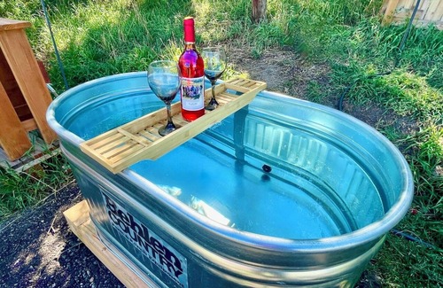 Monument Cabina | “Shady Pine” Glamping + Outdoor Tub & Hot Water