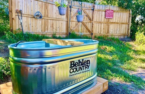 Monument Cabina | “Shady Pine” Glamping + Outdoor Tub & Hot Water