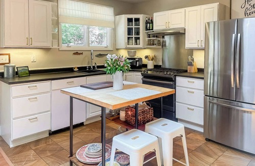 Oak Bluffs Casa | Shady Pines - Pet Friendly Rolling Ranch Near Downtown