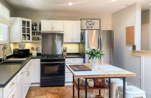 Oak Bluffs Casa | Shady Pines - Pet Friendly Rolling Ranch Near Downtown