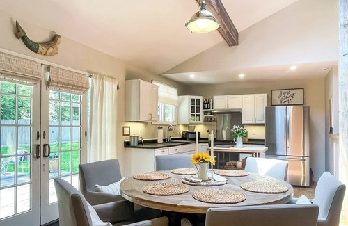 Oak Bluffs Casa | Shady Pines - Pet Friendly Rolling Ranch Near Downtown