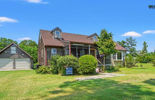 Piney Island Casa | Shady Side - Water access, screened porch!