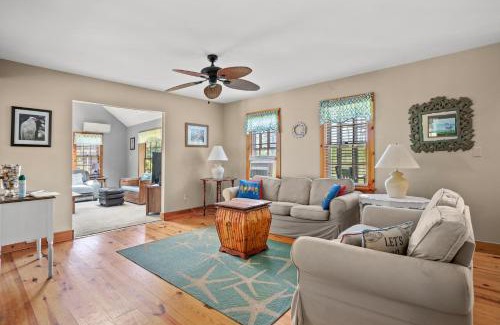 Piney Island Casa | Shady Side - Water access, screened porch!