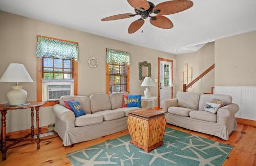 Piney Island Casa | Shady Side - Water access, screened porch!