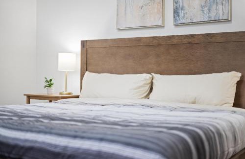 Shadyside Casa | Shadyside, Pittsburgh !E Modern and Bright Private Bedroom with Shared Bathroom