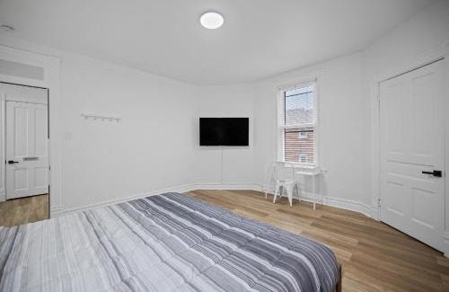 Shadyside Casa | Shadyside, Pittsburgh !E Modern and Bright Private Bedroom with Shared Bathroom