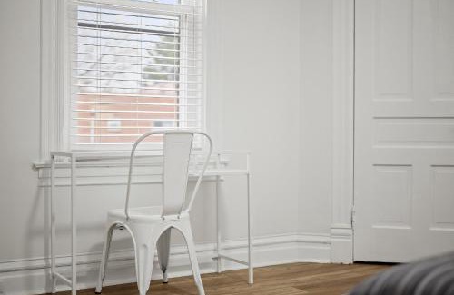 Shadyside Casa | Shadyside, Pittsburgh !E Modern and Bright Private Bedroom with Shared Bathroom