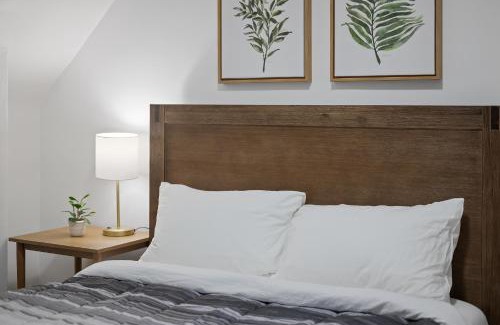 Shadyside Casa | Shadyside, Pittsburgh !G Modern and Bright Private Bedroom with Shared Bathroom