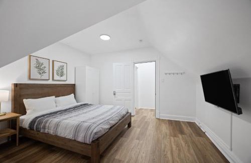 Shadyside Casa | Shadyside, Pittsburgh !G Modern and Bright Private Bedroom with Shared Bathroom