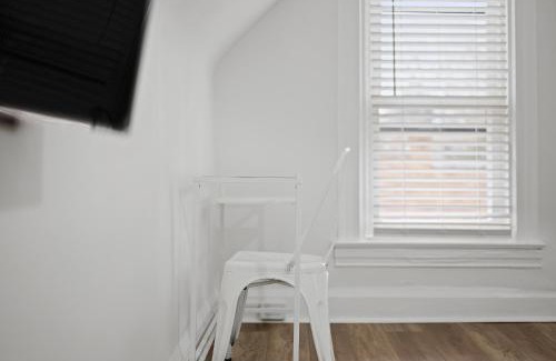 Shadyside Casa | Shadyside, Pittsburgh !G Modern and Bright Private Bedroom with Shared Bathroom