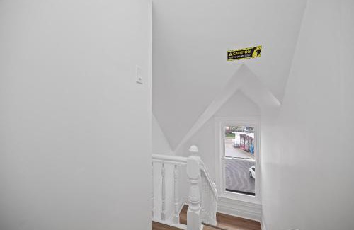 Shadyside Casa | Shadyside, Pittsburgh !G Modern and Bright Private Bedroom with Shared Bathroom