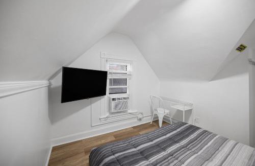 Shadyside Casa | Shadyside, Pittsburgh !H Modern and Bright Private Bedroom with Shared Bathroom