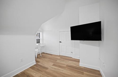 Shadyside Casa | Shadyside, Pittsburgh !I Modern and Bright Private Bedroom with Shared Bathroom