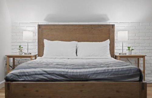 Shadyside Casa | Shadyside, Pittsburgh !I Modern and Bright Private Bedroom with Shared Bathroom