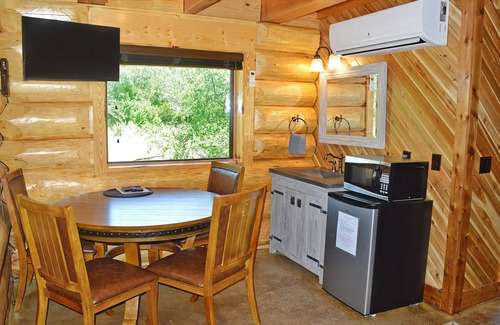 Marble Falls Cabina | Cabina de eficiencia con cama king / baño en sofá cama loft abajo / baño