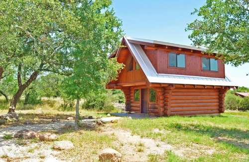 Marble Falls Cabina | Cabina de eficiencia con cama king / baño en sofá cama loft abajo / baño
