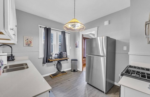 Cleveland Apartamento | Shaker Square|Sleeps 4|Front Porch|Coffee Station