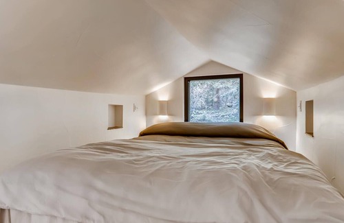 Idaho Springs Cabina | Shale Vibrant & Chic Mod Stylish Creekside Cabin