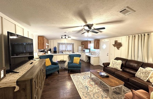 Levelland Cabaña | Shalom Abode - Country Experience in the City!