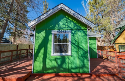 Big Bear Lake Cabaña | Shamrock Cottage - Adorable Cottage Is Close To The Lake, Marinas, And Village With Mountain Views! 1 Bedroom Cottage