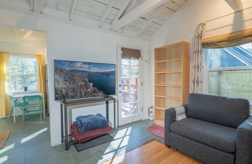 Big Bear Lake Cabaña | Shamrock Cottage - Adorable Cottage Is Close To The Lake, Marinas, And Village With Mountain Views! 1 Bedroom Cottage