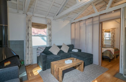 Big Bear Lake Cabaña | Shamrock Cottage - Adorable Cottage Is Close To The Lake, Marinas, And Village With Mountain Views! 1 Bedroom Cottage
