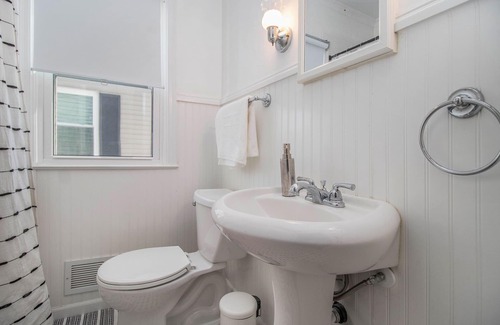 South Bend Casa | Shamrock Sanctuary walkable to Notre Dame 1.5 mi