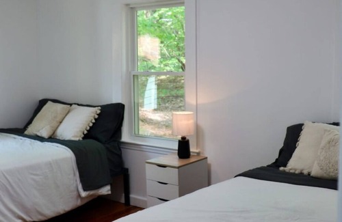 Windham Cabina | Shangri-La: Cozy Cottage Cabin A lovely cabin nestled amidst breathtaking nature
