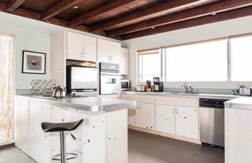 Joshua Tree Cabina | “Shangri-La” Mid-Century Mod Cabin with cowboy hot tub and sunset mountain views