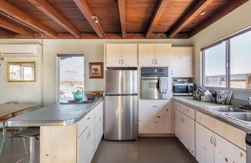 Joshua Tree Cabina | “Shangri-La” Mid-Century Mod Cabin with cowboy hot tub and sunset mountain views