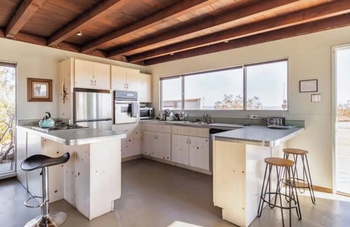 Joshua Tree Cabina | “Shangri-La” Mid-Century Mod Cabin with cowboy hot tub and sunset mountain views