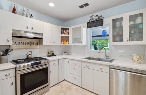 North Loop Casa | Shangri-La with Pool in Charming Hyde Park