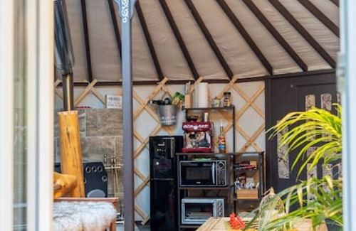 Bragg Creek Alquiler De RV | "Shanti Yurt" with private hot tub in Bragg Creek