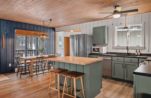 Bellaire Cabina | Shanty Creek, Torch Lake, Pool & Hot Tub Access, and Firepit