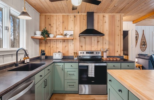 Bellaire Cabina | Shanty Creek, Torch Lake, Pool & Hot Tub Access, and Firepit