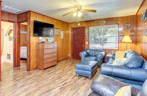 Greers Ferry Casa | Shared Dock and Yard Greers Ferry Lake Home!