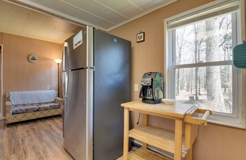 Ellenville Cabina | Shared Fire Pit & Kayaks: Catskills Lake Retreat!