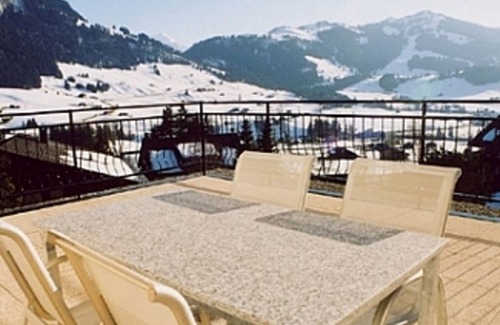 Chateau-d'Oex Apartamento | Piscina climatizada cubierta y sauna compartidas. Terraza privada