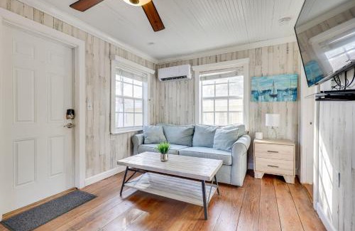 Harbordale Casa | Shared Pool and Backyard Small and Cozy Guest House