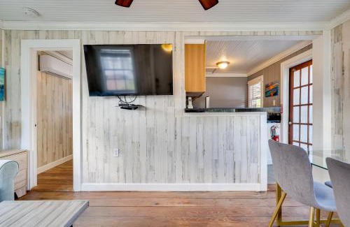 Harbordale Casa | Shared Pool and Backyard Small and Cozy Guest House