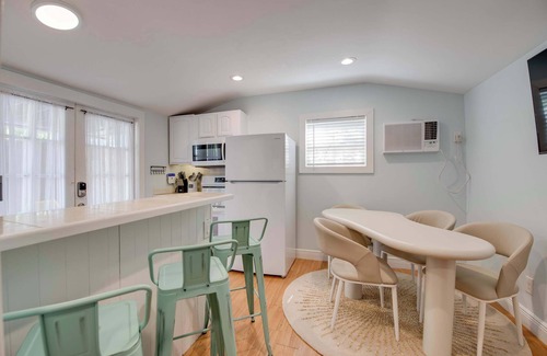 Bahama Village Casa | Shared Pool & Parking - The Cottage at James House