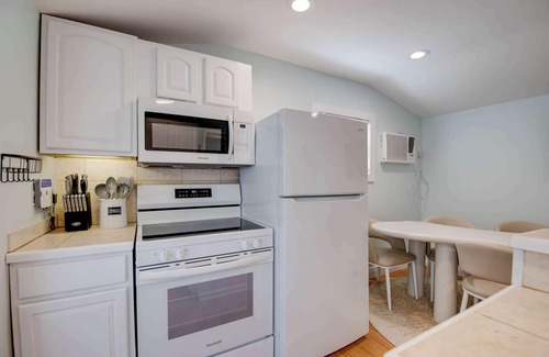Bahama Village Casa | Shared Pool & Parking - The Cottage at James House
