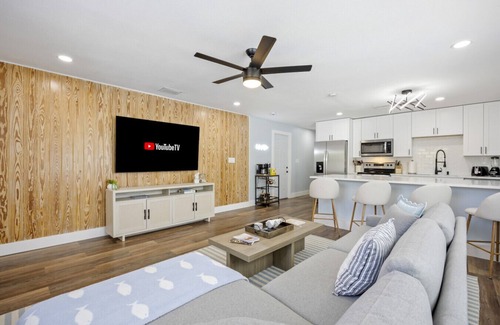 Cocoa Beach Apartamento | Downtown's Only 8BR – Sleeps 20, 4 Units, Walk to Beach, Shops, Bars & Dining