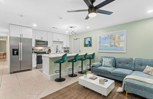 Cocoa Beach Apartamento | Downtown's Only 8BR – Sleeps 20, 4 Units, Walk to Beach, Shops, Bars & Dining